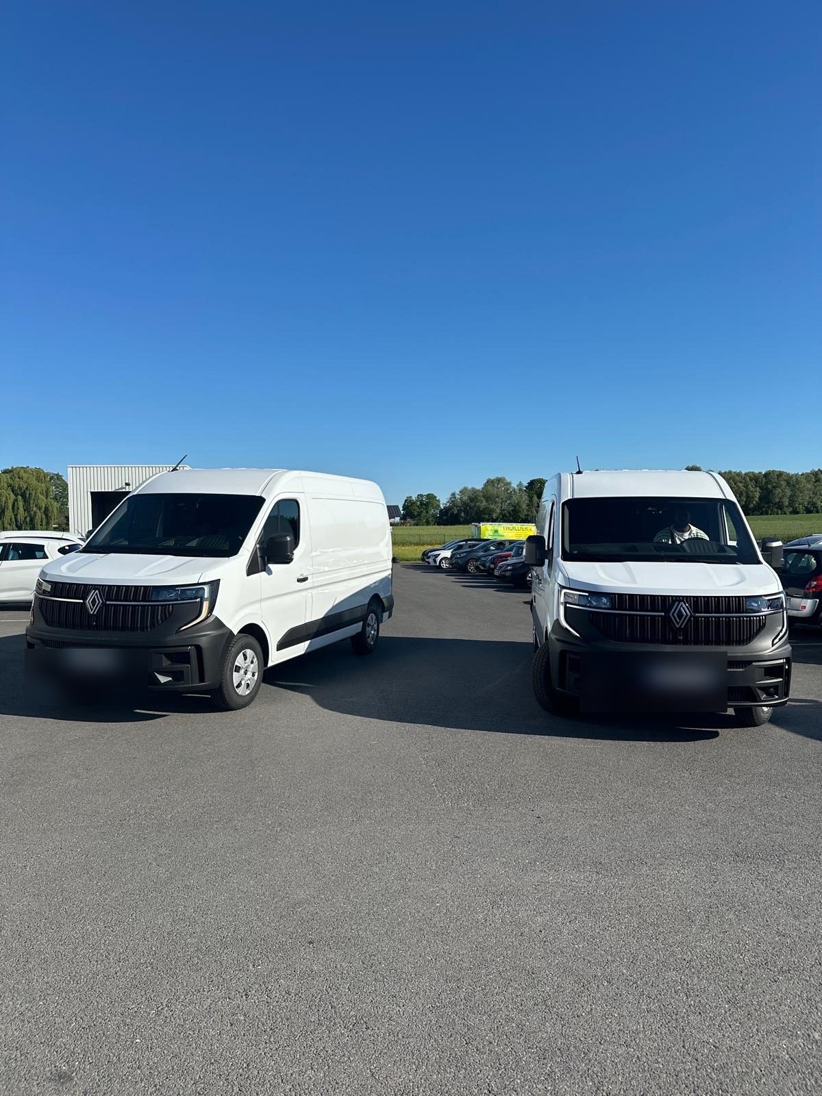 Fourgons Renault Master convoyés en flotte par Alley Hop Car