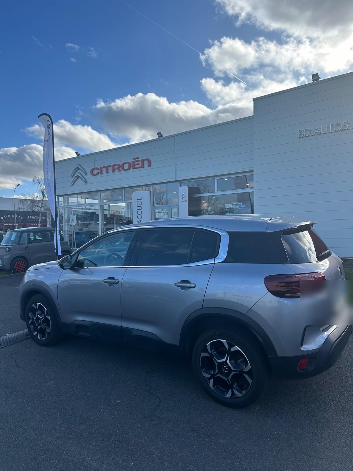 Véhicule pris en charge et livré en concession Citroën par Alley Hop Car