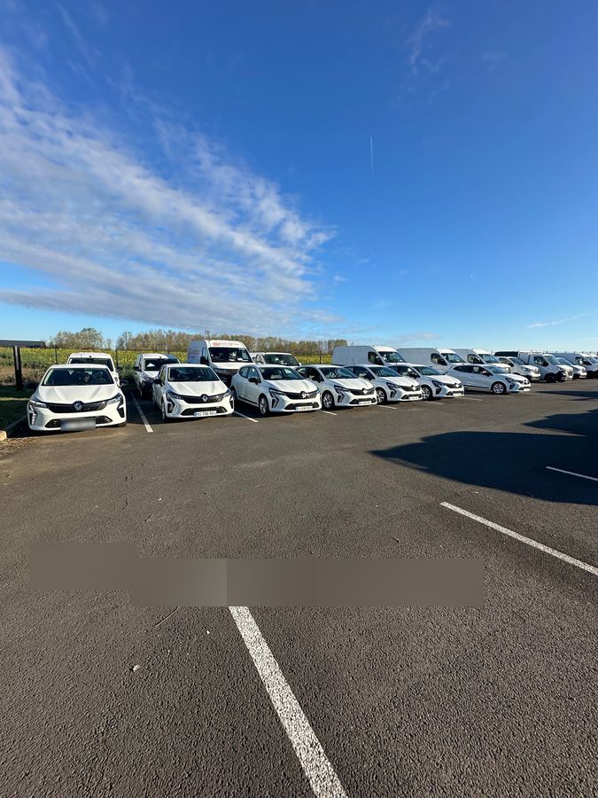Véhicules prêts à être convoyés sur un parking — Alley Hop Car