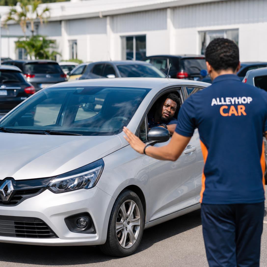 Convoyeur Alley Hop Car accueillant un conducteur lors d'une remise de véhicule
