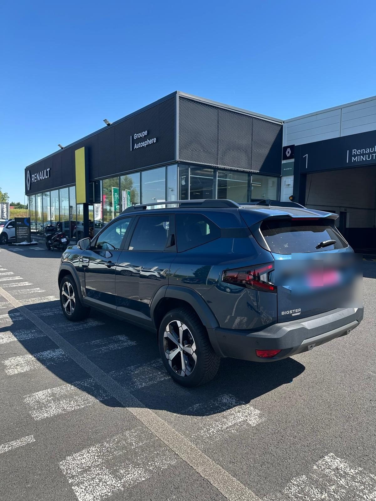 Flotte de véhicules Renault déplacée lors d'une mission de jockeyage par Alley Hop Car