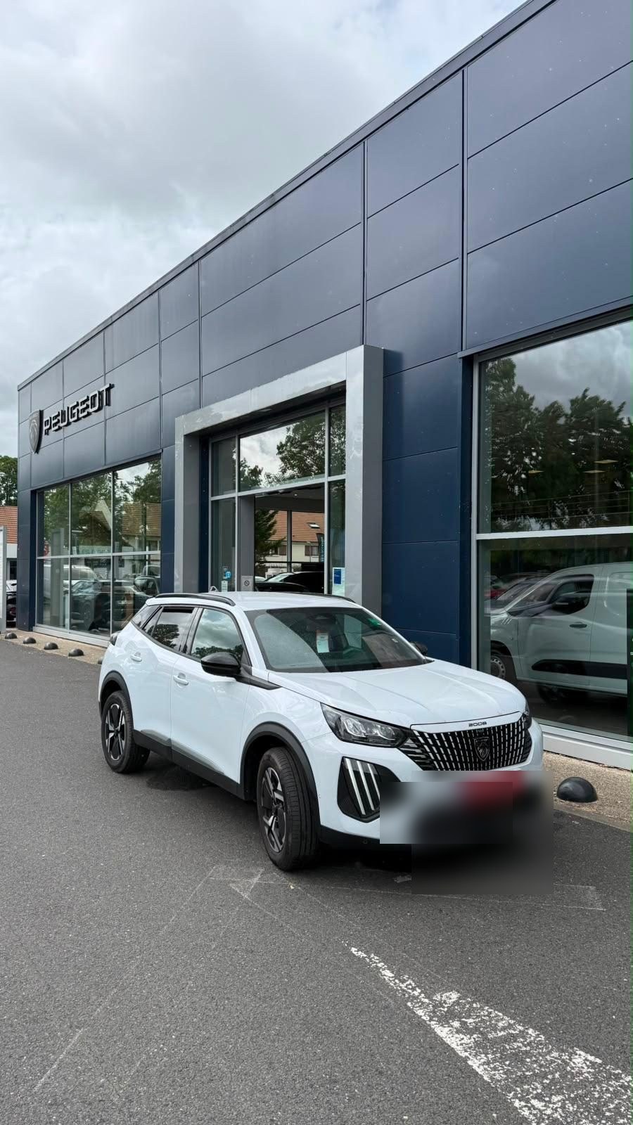 Véhicule livré devant une concession Peugeot par Alley Hop Car